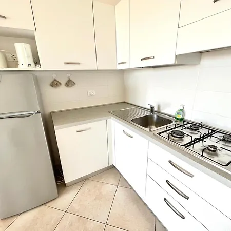 Signora Ruth - Aprilia 公寓